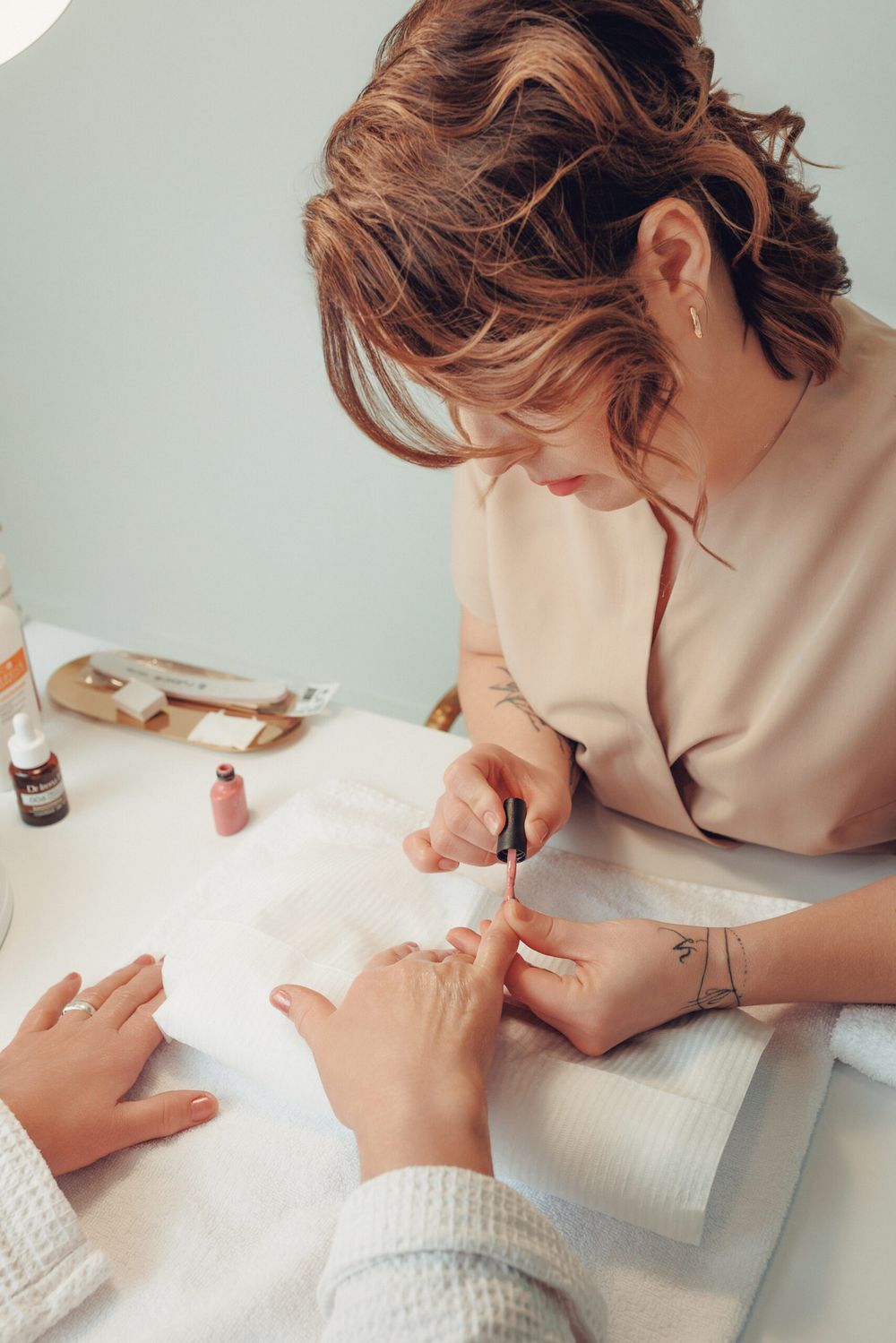 Manicure wykonywany przez Agnieszkę Jańczyk w gabinecie Złote Lustro